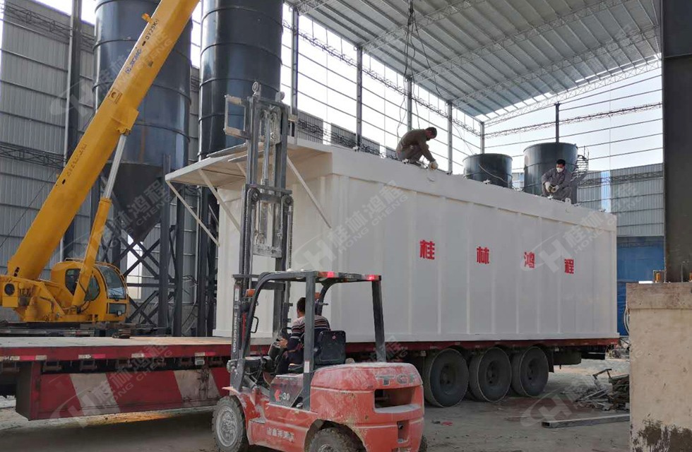 賀州老客戶又上2臺新機 hcq1500擺式磨粉機 電脈沖收塵器卸貨現(xiàn)場 賀州老客戶2臺新機 hcq1500擺式磨粉機主機分級機到貨現(xiàn)場 工人卸貨