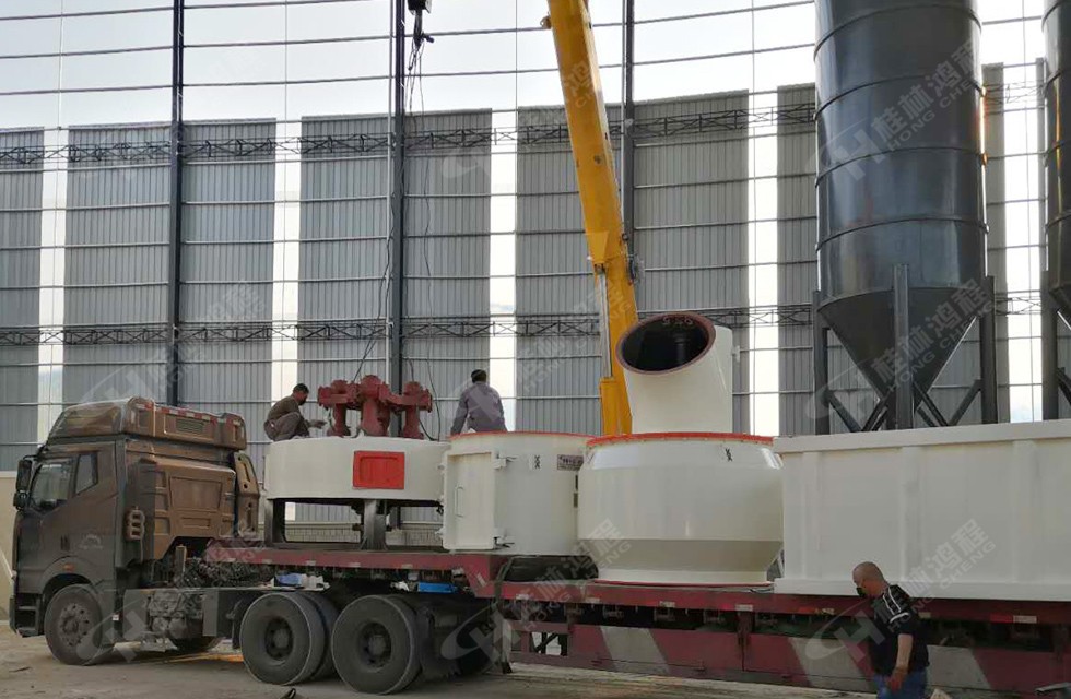 賀州老客戶2臺新機 hcq1500擺式磨粉機主機分級機到貨現(xiàn)場 工人卸貨 賀州老客戶2臺新機 hcq1500擺式磨粉機主機分級機到貨現(xiàn)場 工人卸貨