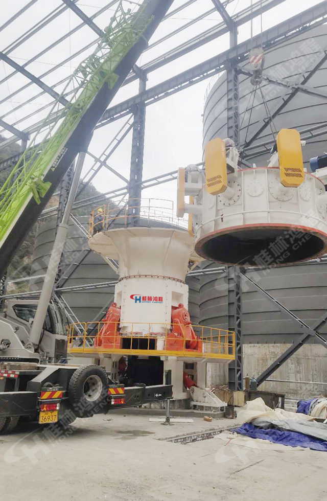 抗疫情桂林鴻程氧化鈣磨粉設備大型雷蒙磨安裝工程順利竣工！