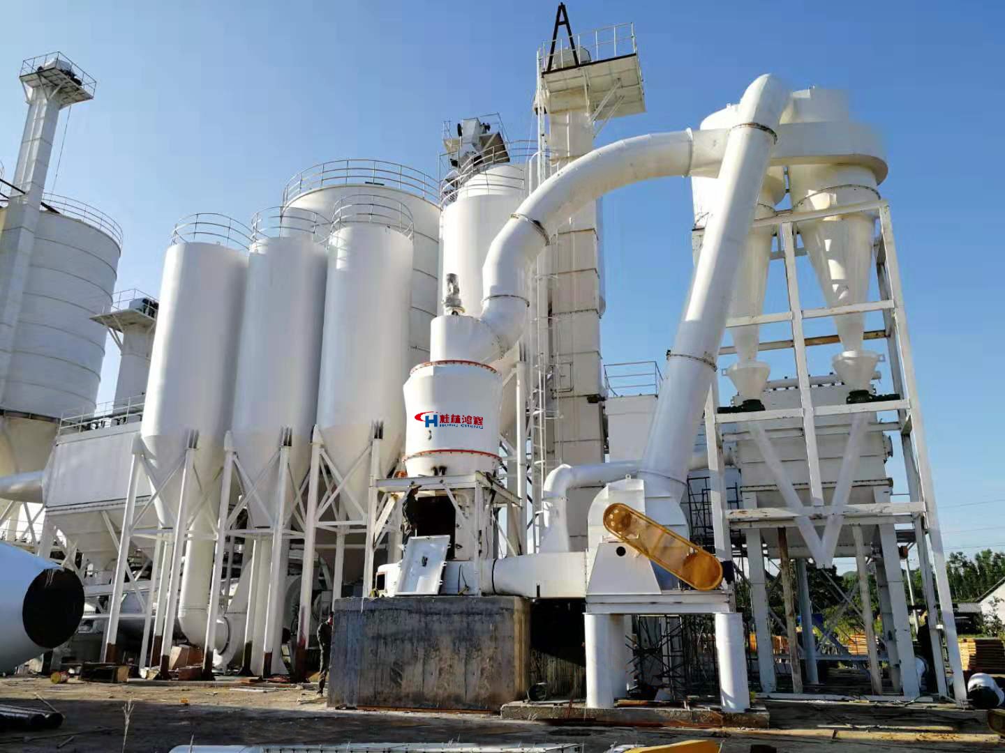 生產氫氧化鈣所需設備 破碎機、熟石灰磨粉機、收塵器和包裝機 生產氫氧化鈣所需設備 破碎機、熟石灰磨粉機、收塵器和包裝機