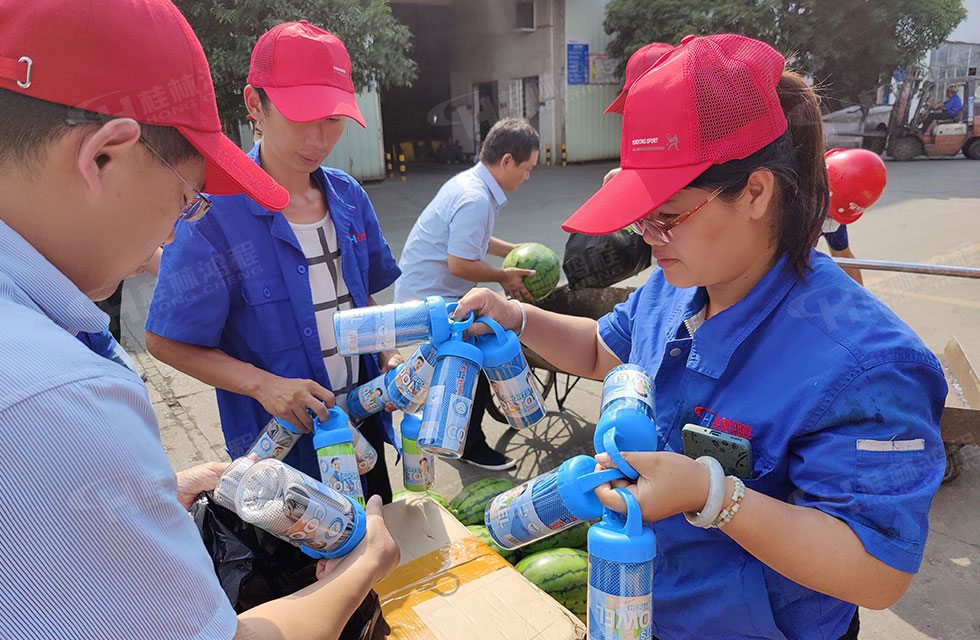 夏日送清涼,溫情暖人心!桂林鴻程工會開展“夏日送清涼”慰問活動 夏日送清涼,溫情暖人心!桂林鴻程工會開展“夏日送清涼”慰問活動