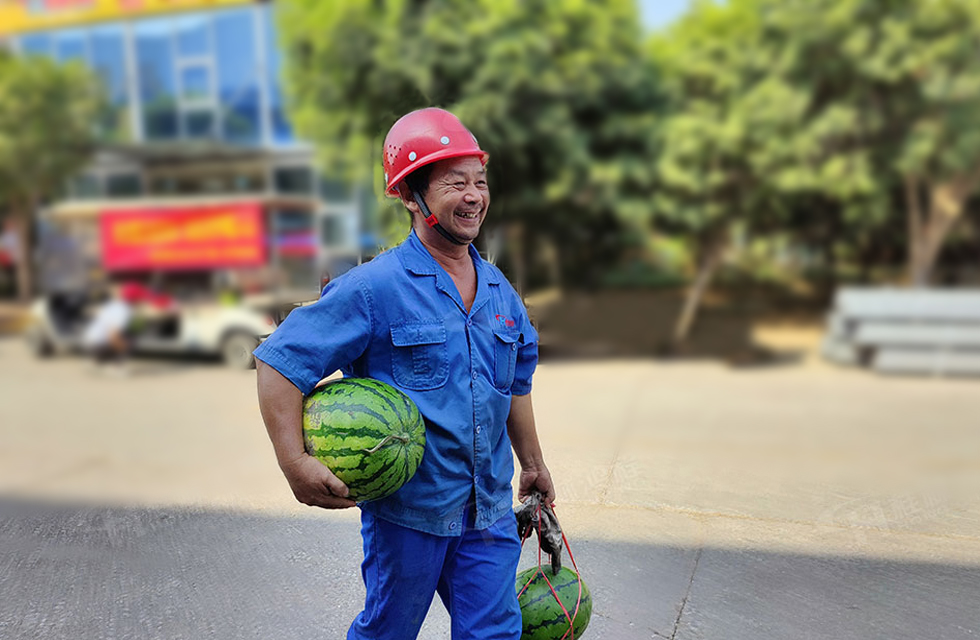 夏日送清涼,溫情暖人心!桂林鴻程工會開展“夏日送清涼”慰問活動 夏日送清涼,溫情暖人心!桂林鴻程工會開展“夏日送清涼”慰問活動